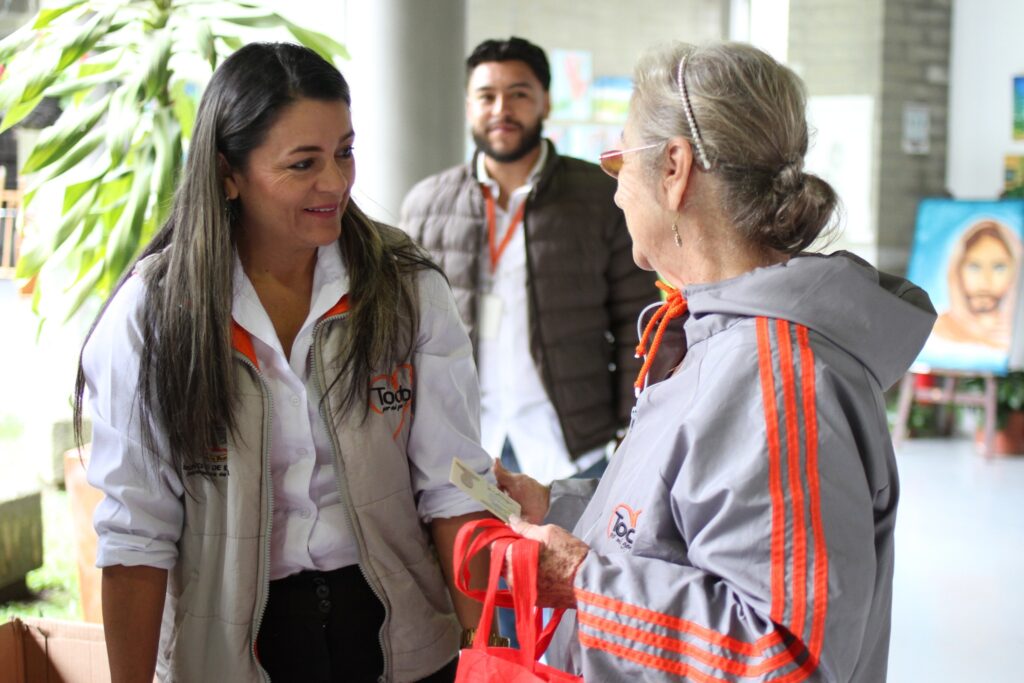 Insumos agrícolas y kits alimentarios entregó alcaldía de El Peñol
