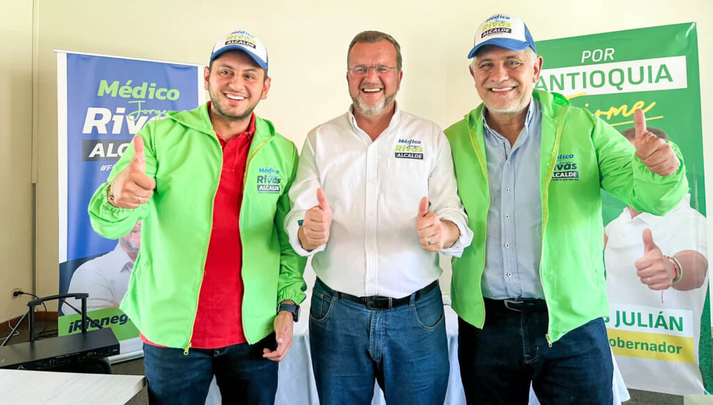 En el acto Rubén Darío Quintero con su hijo el senador Esteban Quintero y Jorge Rivas candidato a la alcaldía