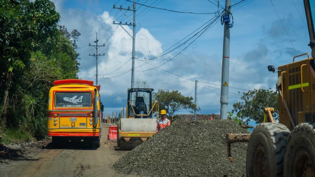 Avanzan-las-obras-de-mejoramiento-de-la-via-El-Carmen-de-Viboral-El Santuario