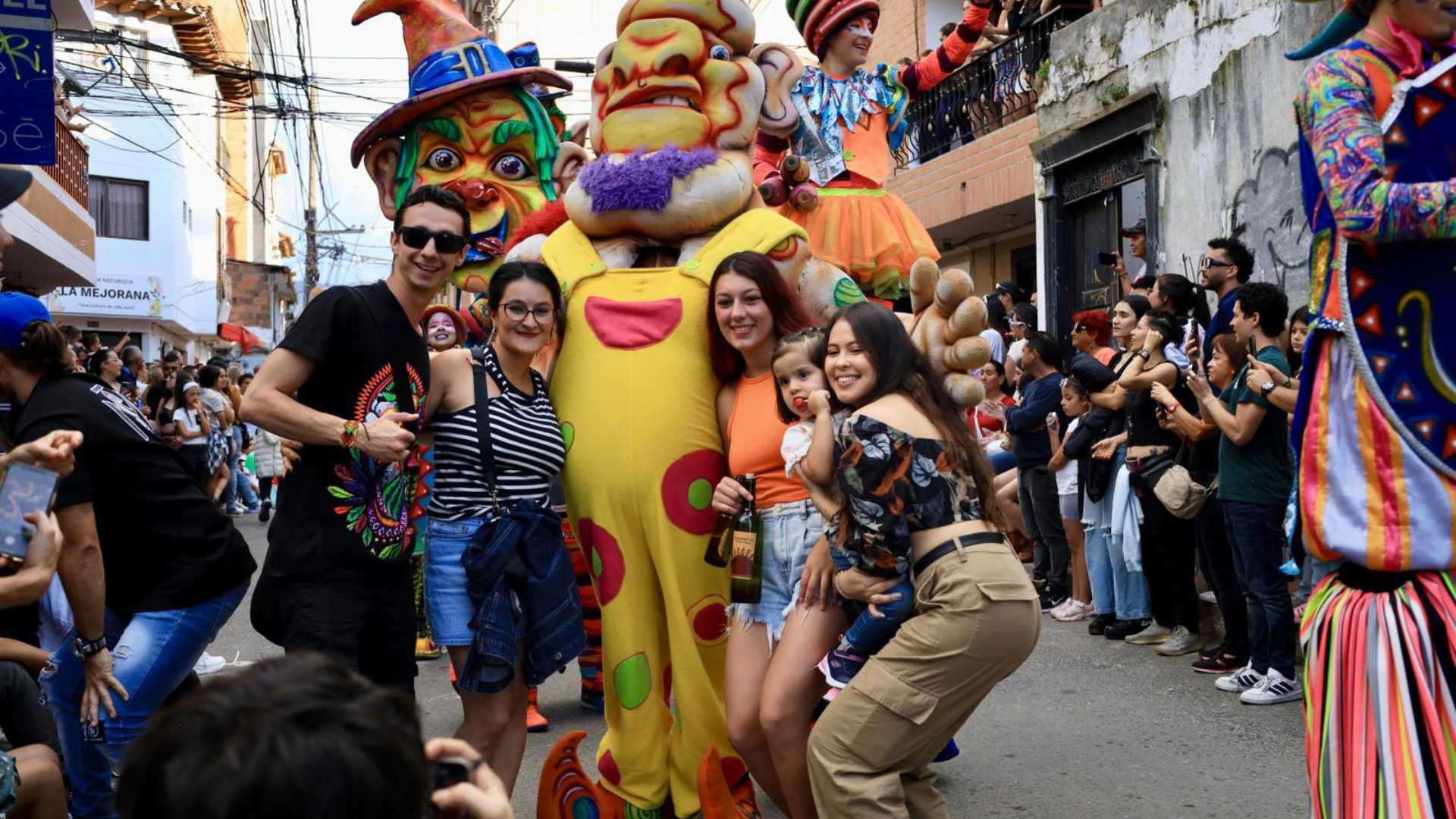 Con-reconocida-Comparsa-del-Gesto-Noble- inician-fiestas-teatrales-en-El-Carmen