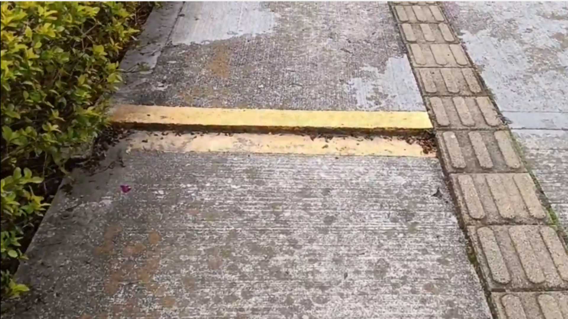 Denuncian-accidentes-en-sendero-peatonal-de-Piedrasanta-por-desnivel