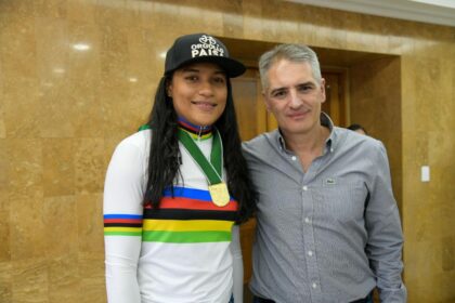 Maxima-distincion-de-Antioquia-para-Stefany-Cuadrado-por-su-triple-oro-en-Mundial-Juvenil