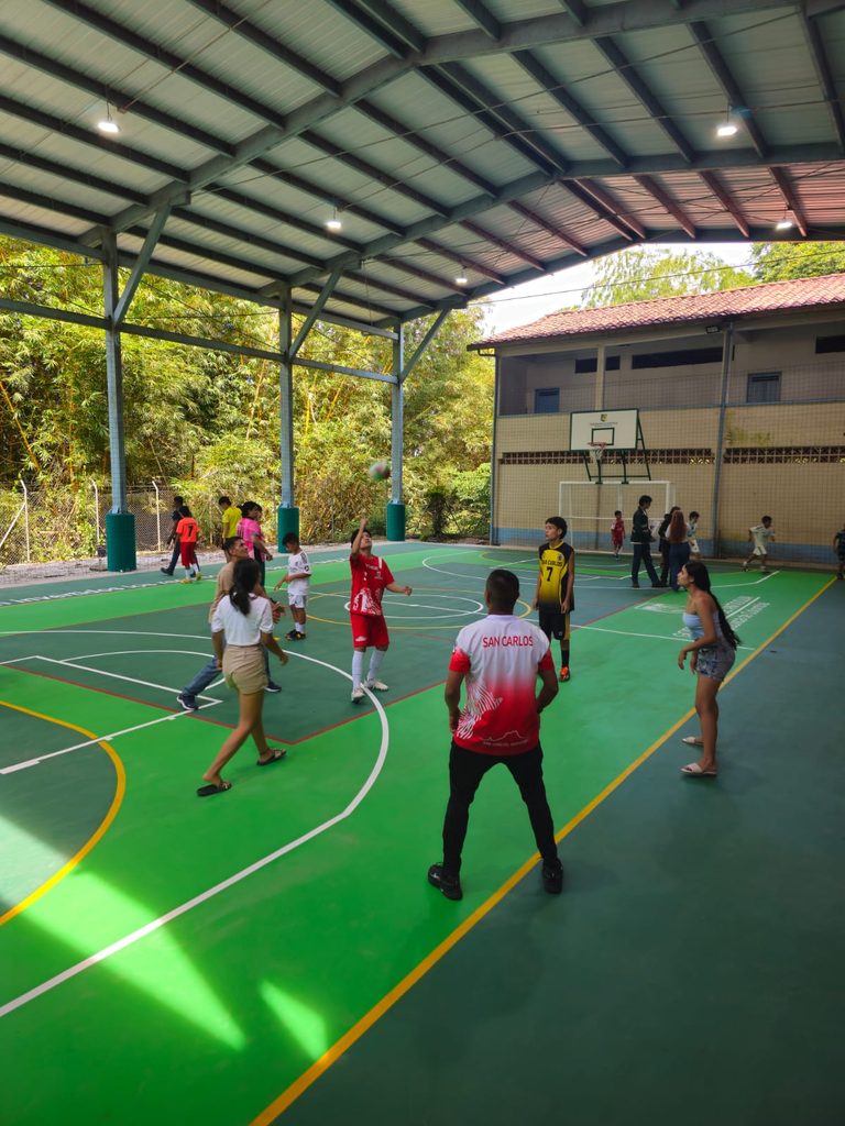 Placa polideportiva IE. El Jordán en San Carlos. Foto: Rentan