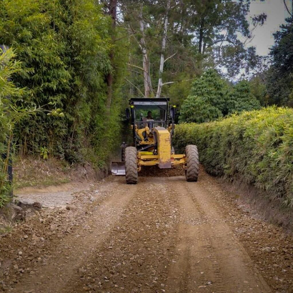 Mantenimiento de vías en Vereda El Molino de Guarne